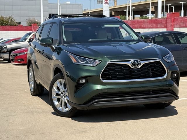 Used 2024 Toyota Highlander Limited FWD image 2