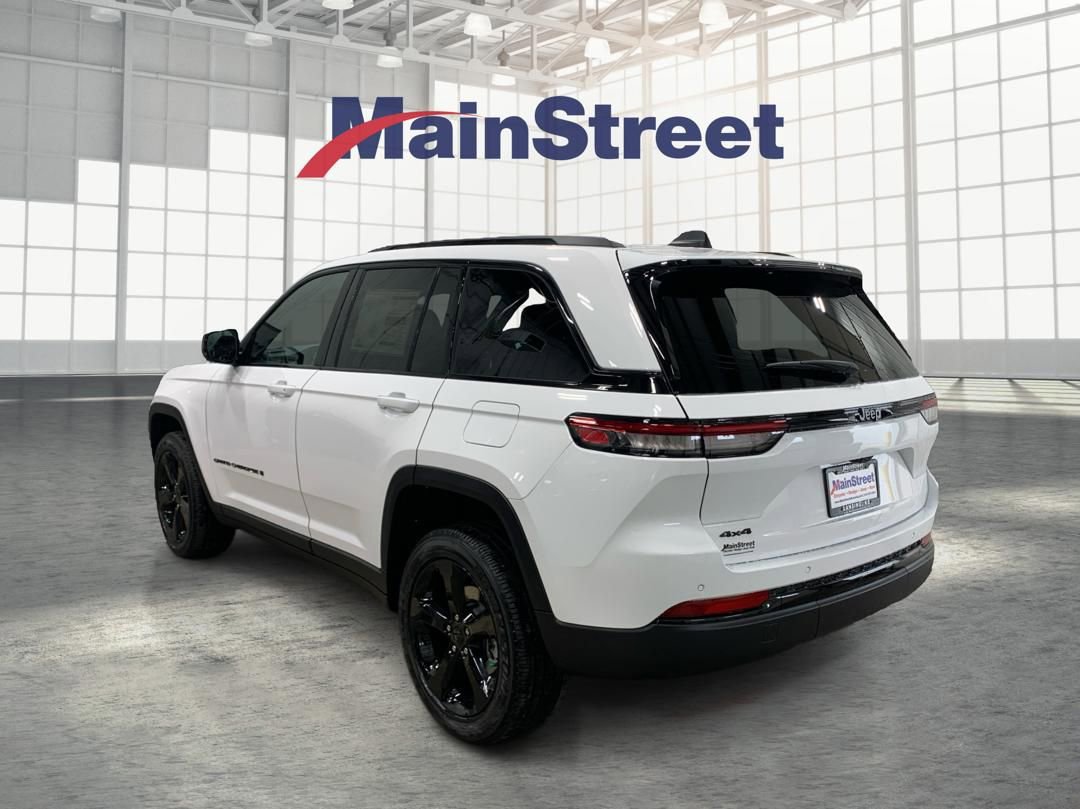Used 2025 Jeep Grand Cherokee Altitude AWD/4WD image 3