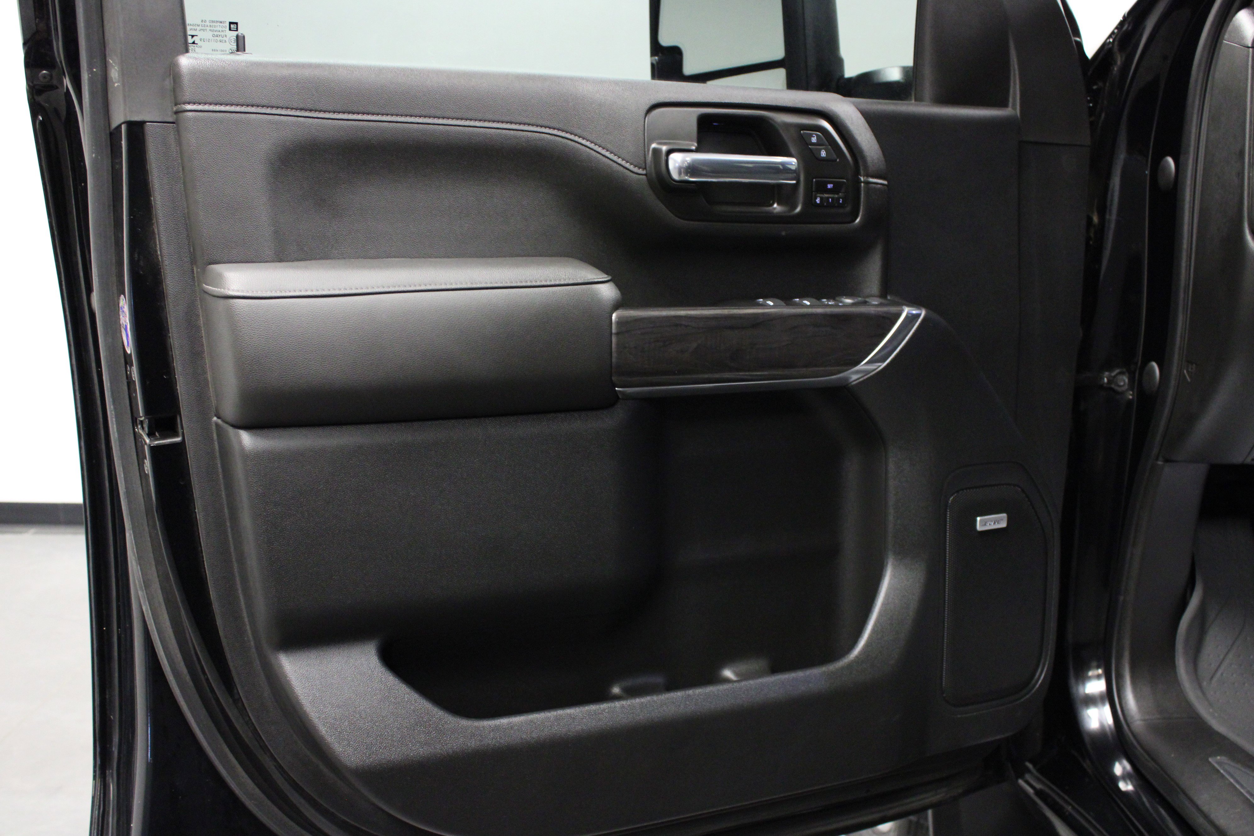 Used 2020 Chevrolet Silverado 2500 LTZ w/ LTZ Premium Package image 11