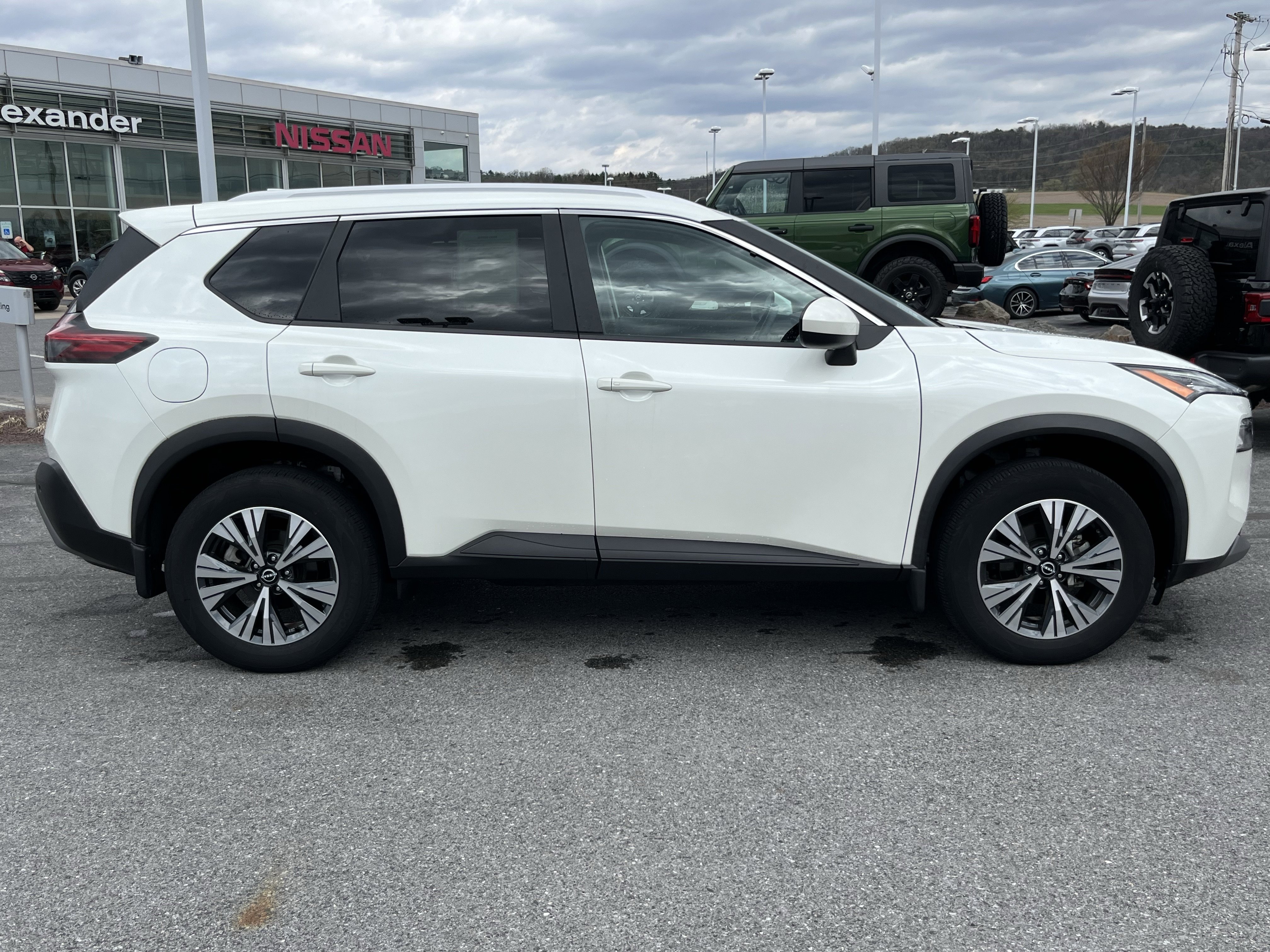 Used 2023 Nissan Rogue SV w/ SV Premium B Package AWD/4WD image 2