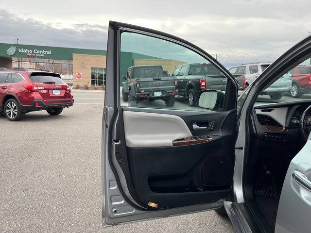 Used 2017 Toyota Sienna Limited FWD image 32