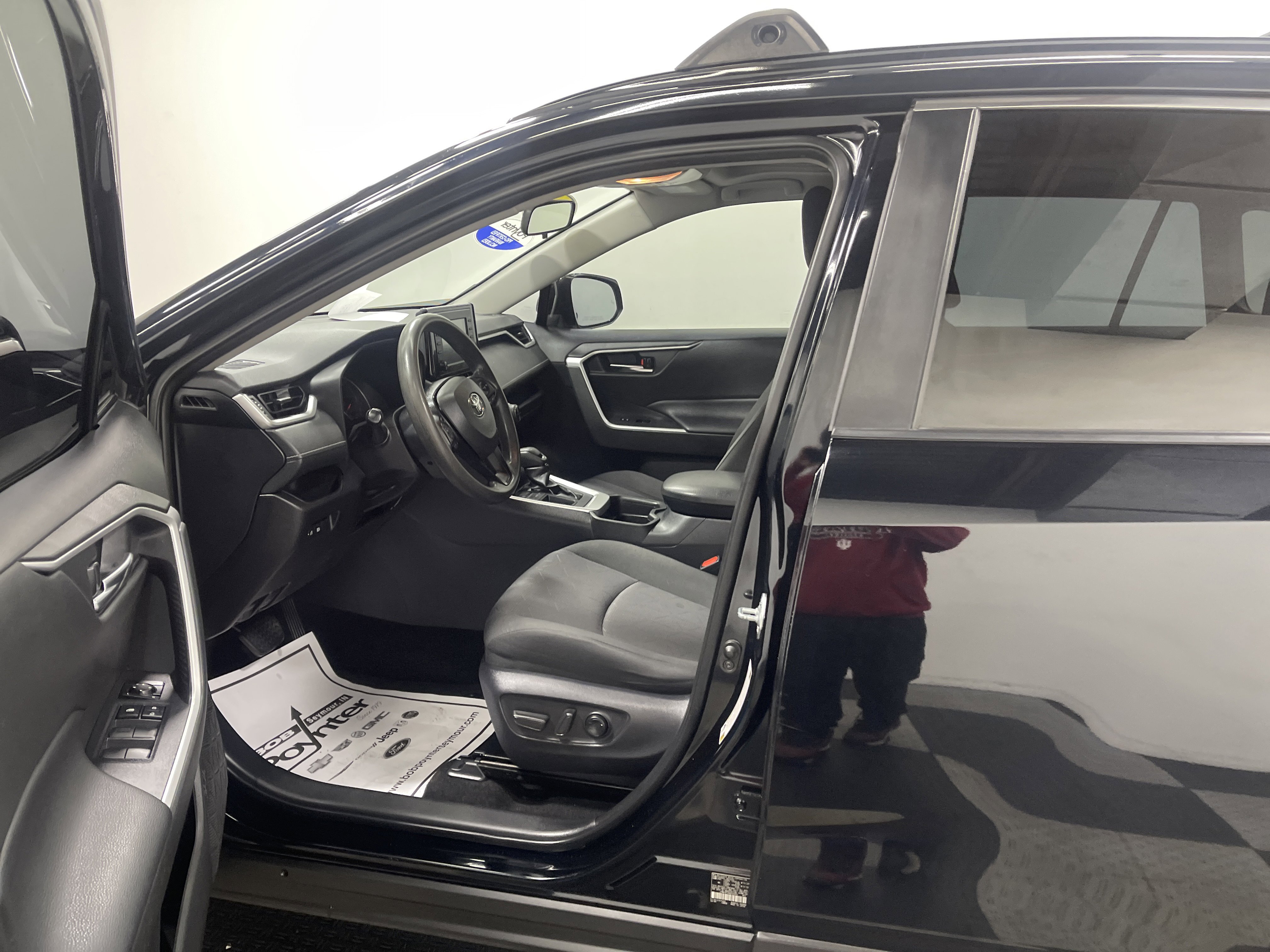 Used 2021 Toyota RAV4 XLE image 9