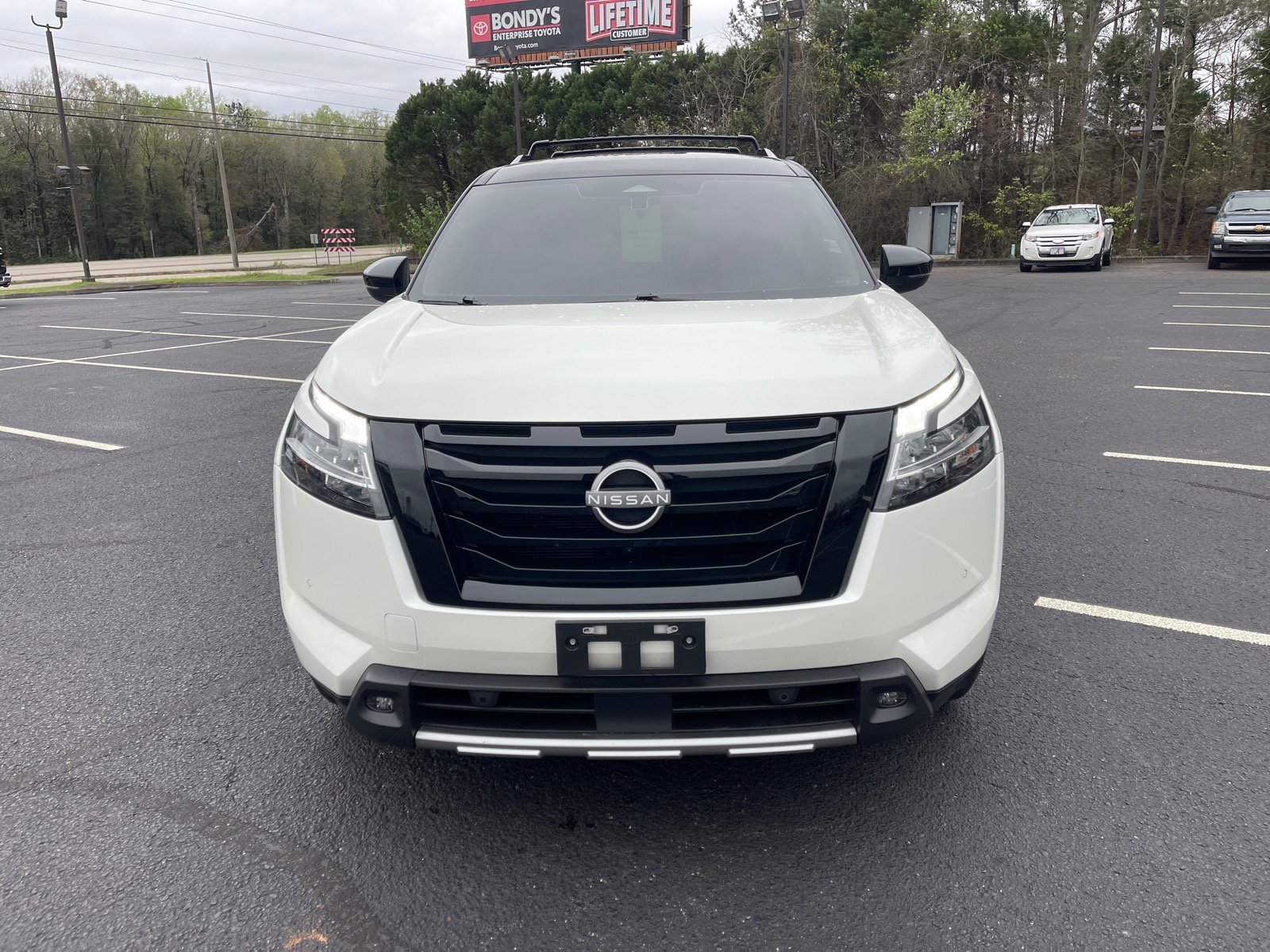 Used 2023 Nissan Pathfinder SL w/ Black Appearance Package image 2