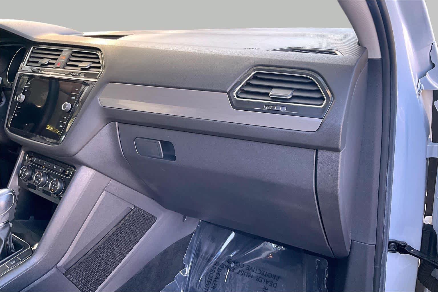 Used 2018 Volkswagen Tiguan SE FWD image 19