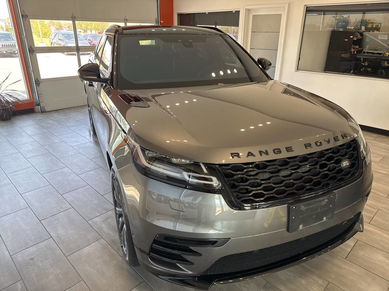 Used 2019 Land Rover Range Rover Velar R-Dynamic SE image 2