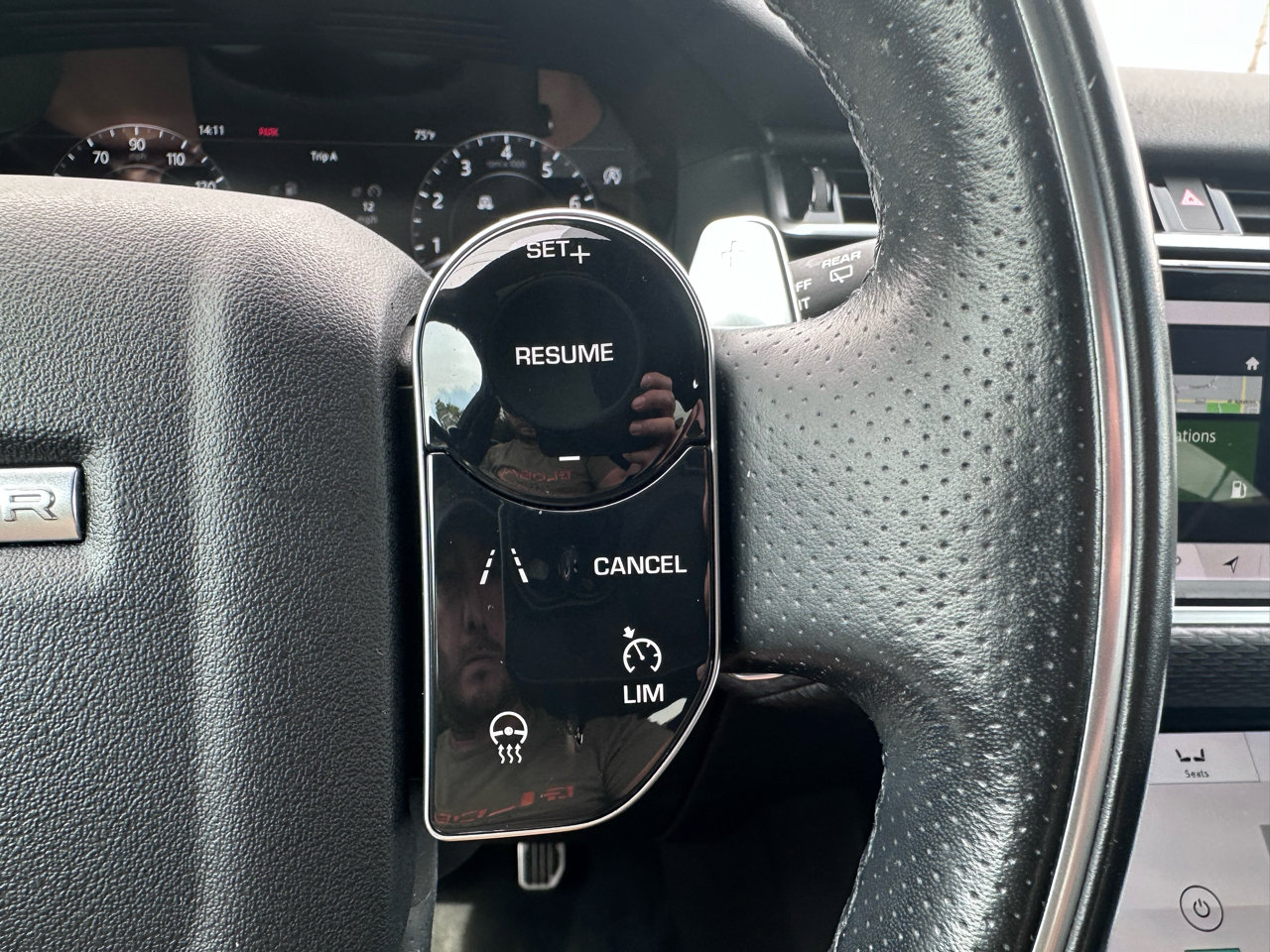 Used 2018 Land Rover Range Rover Velar R-Dynamic SE image 21