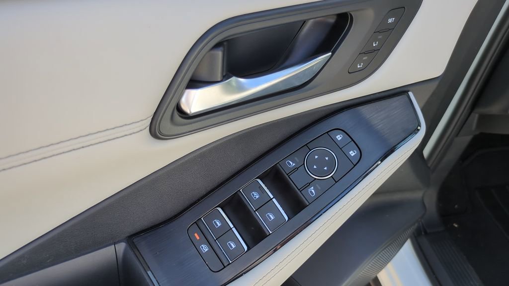 Used 2025 Nissan Rogue SL w/ Tech Package image 14