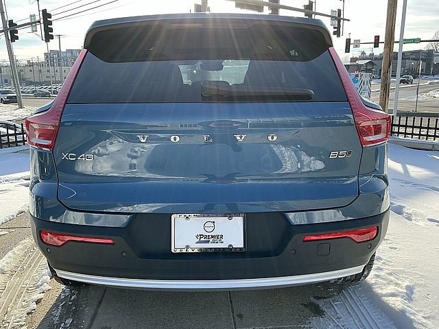 Used 2025 Volvo XC40 B5 Plus image 9
