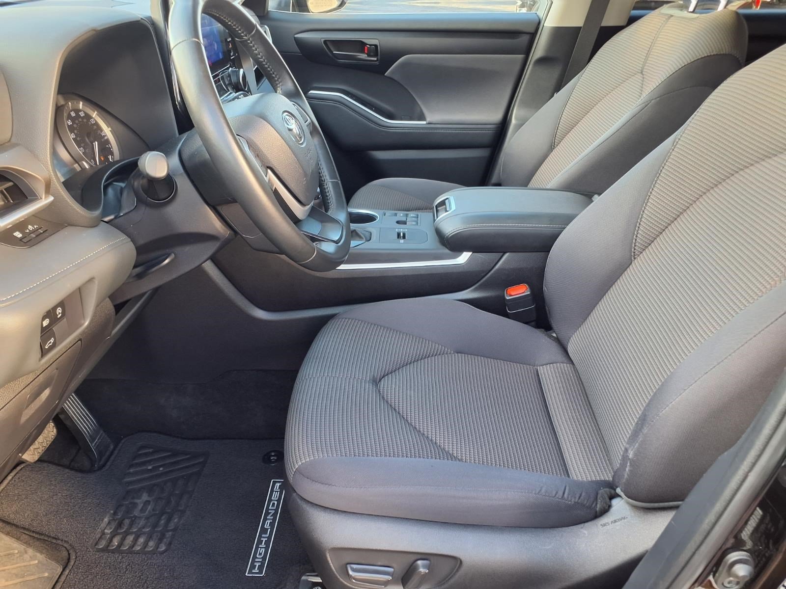 Used 2025 Toyota Highlander LE FWD image 13