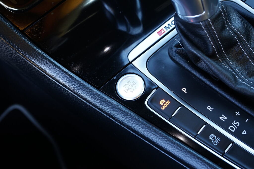 Used 2016 Volkswagen Golf R 4-Door image 21