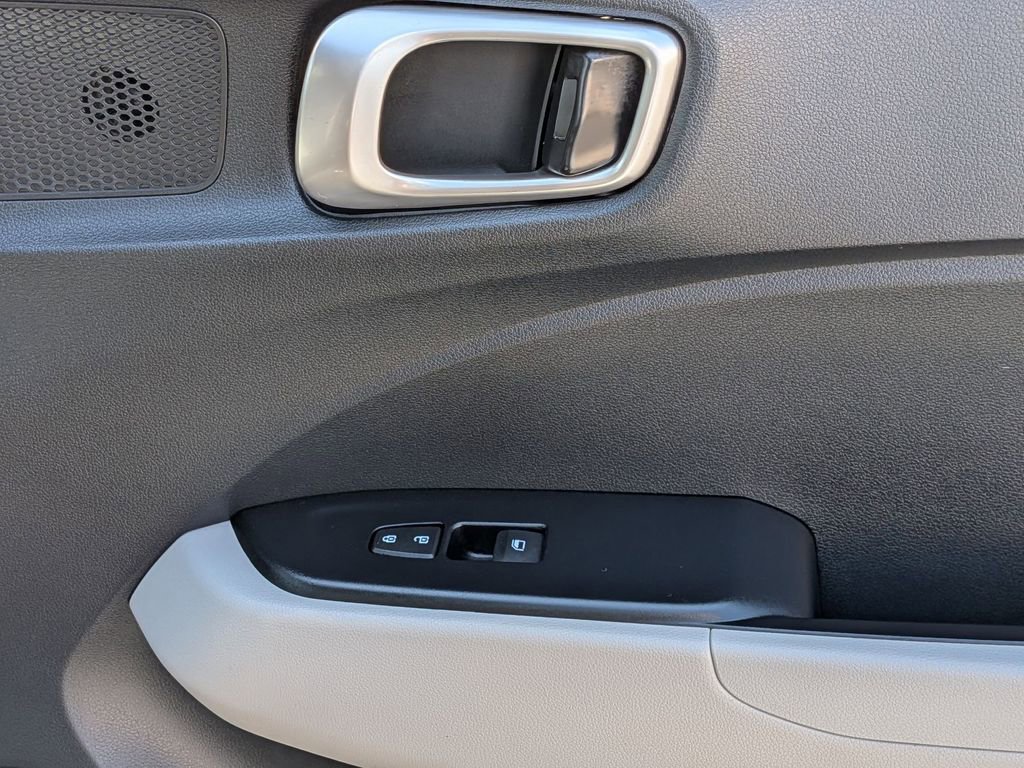 Used 2025 Hyundai Venue SEL image 34