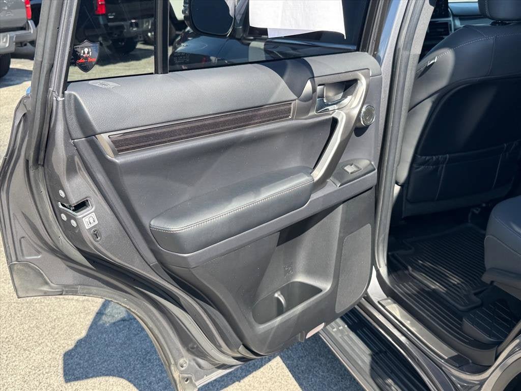 Used 2023 Lexus GX 460 Premium w/ Accessory Package AWD/4WD image 17