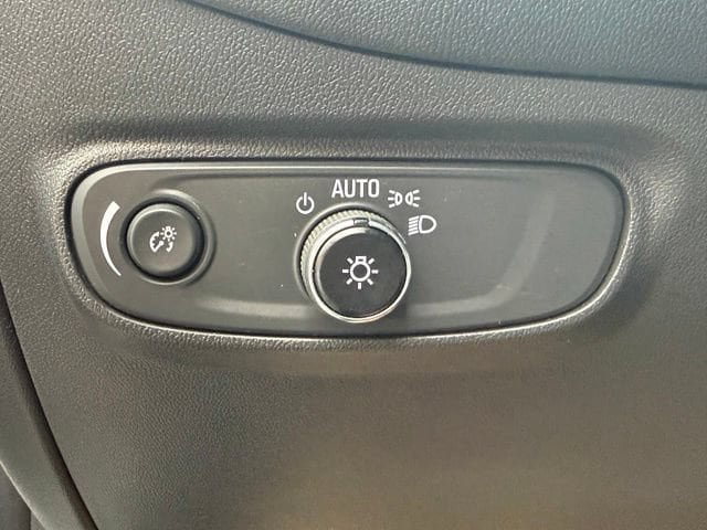 Used 2021 Chevrolet Equinox LS w/ LS Convenience Package FWD image 24