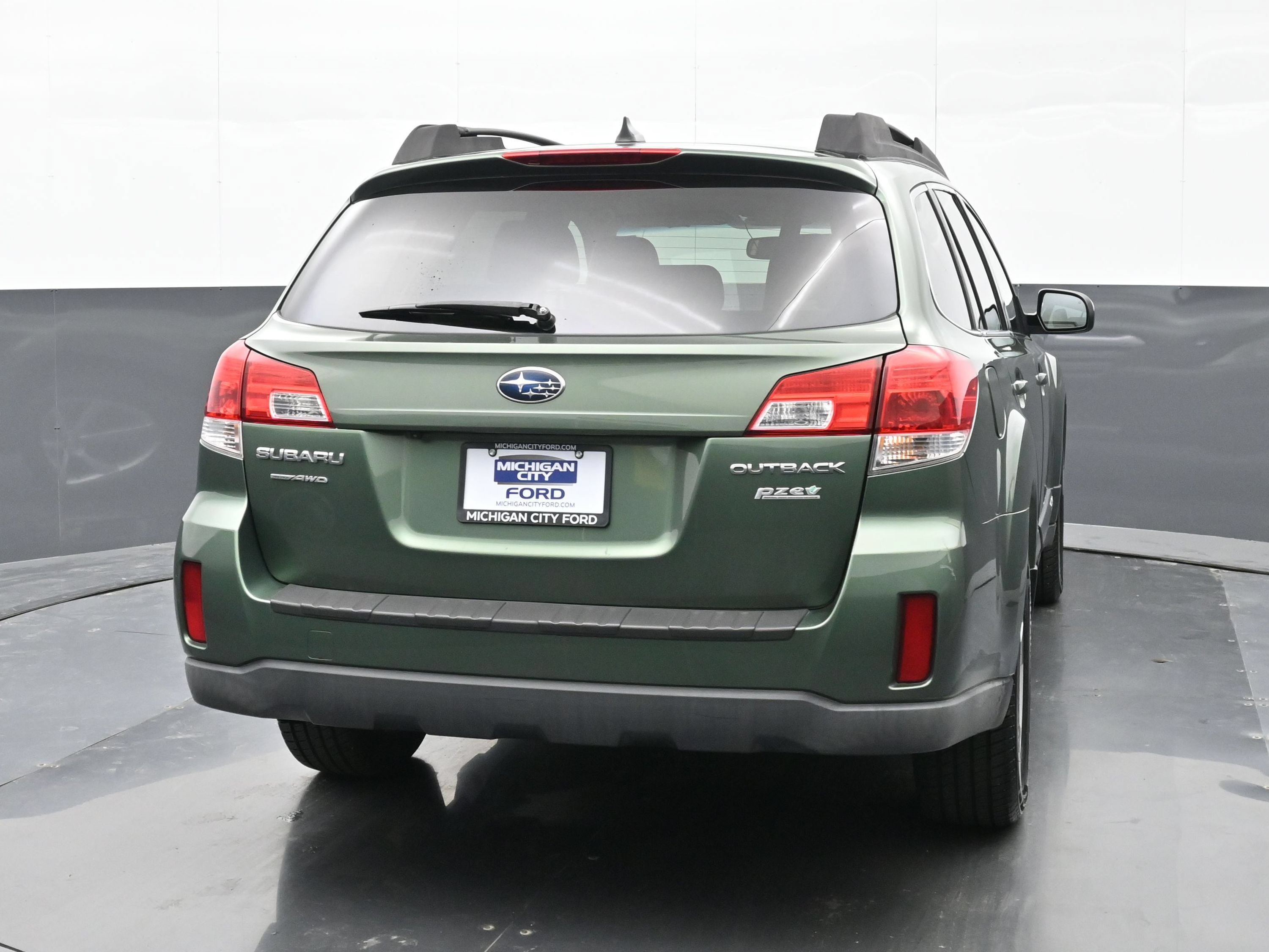 Used 2013 Subaru Outback 2.5i Limited w/ Moonroof Pkg AWD/4WD image 3