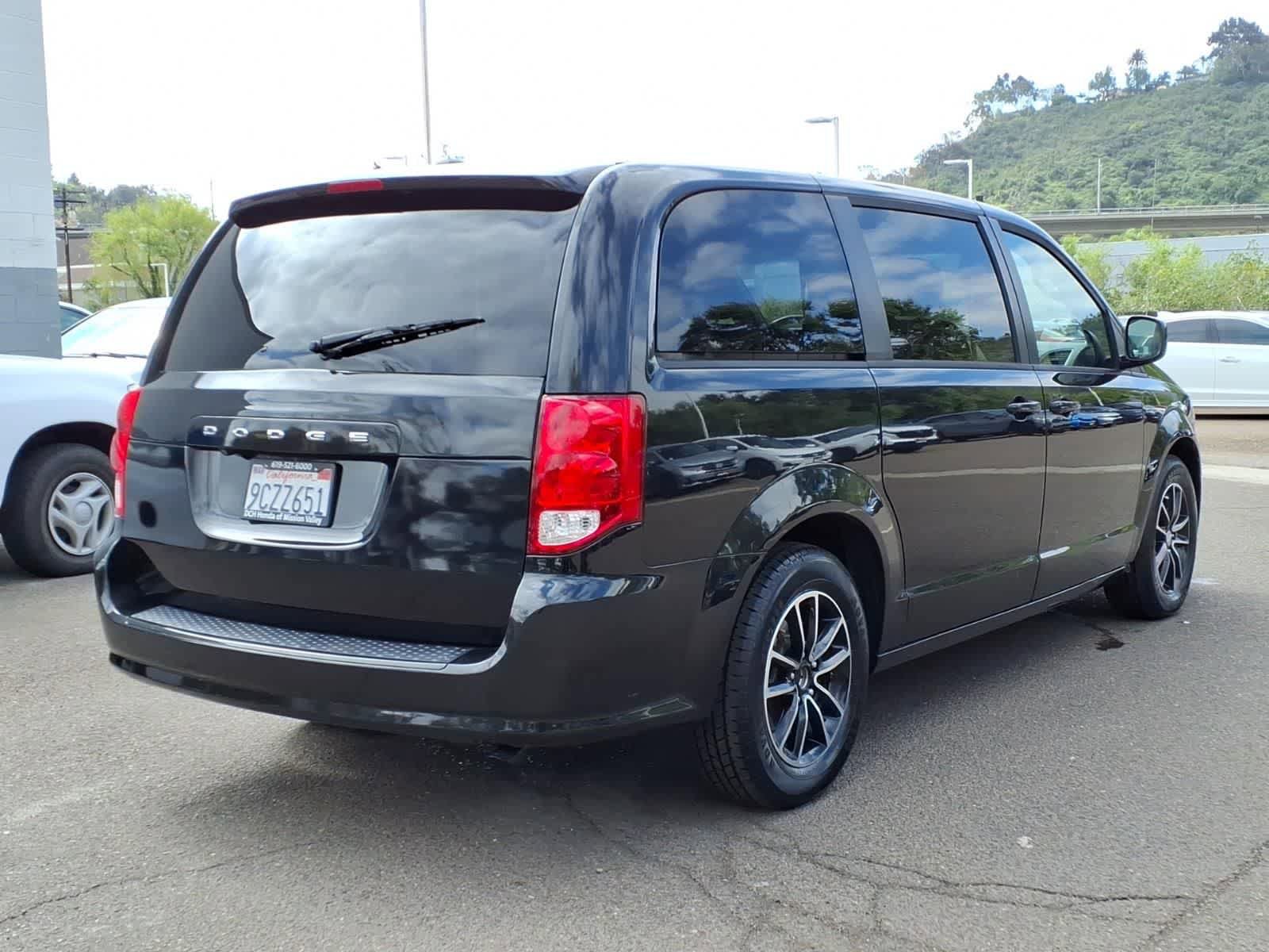 Used 2019 Dodge Grand Caravan SE FWD image 4