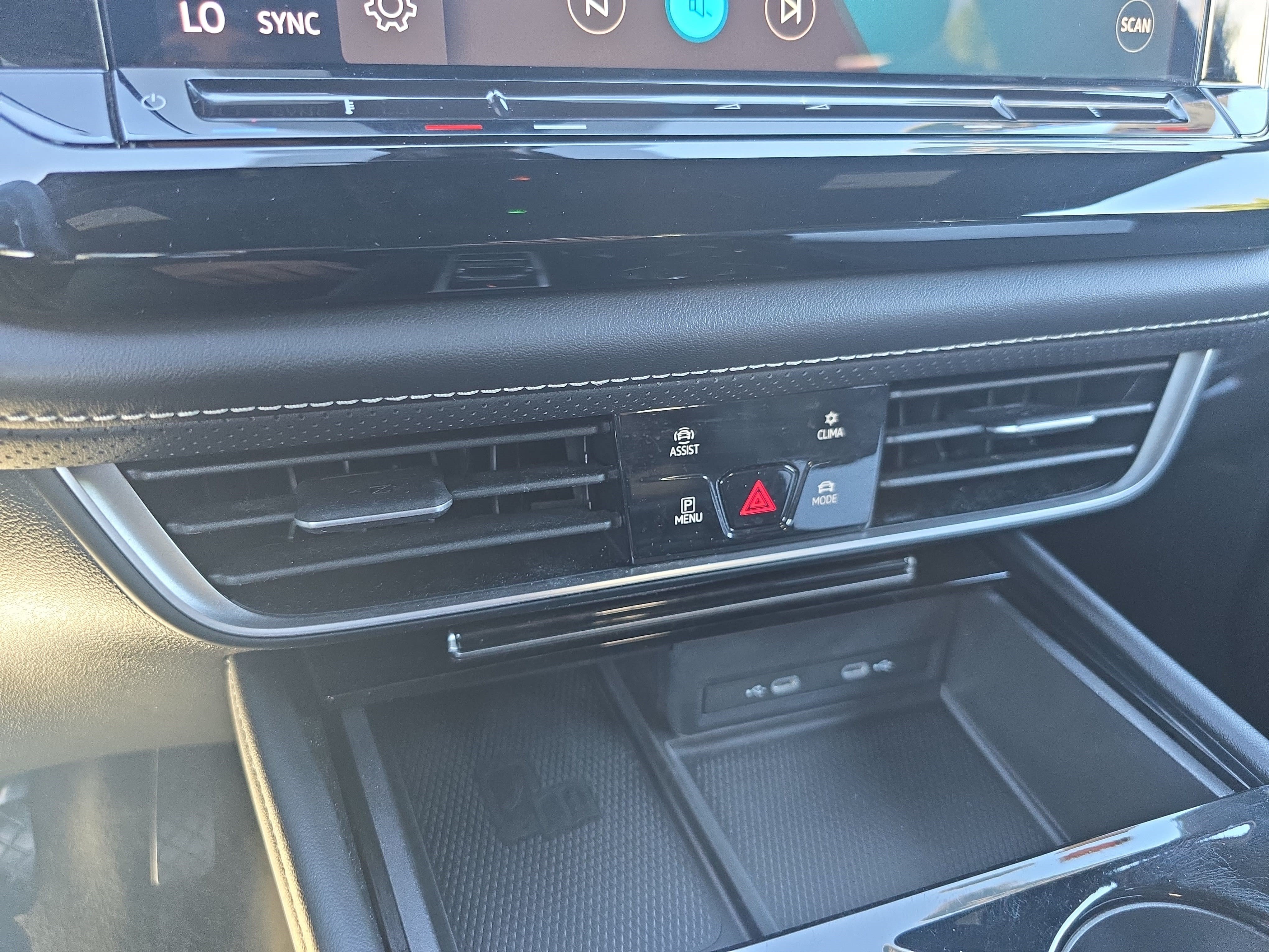 Used 2024 Volkswagen Atlas Cross Sport SE FWD image 23