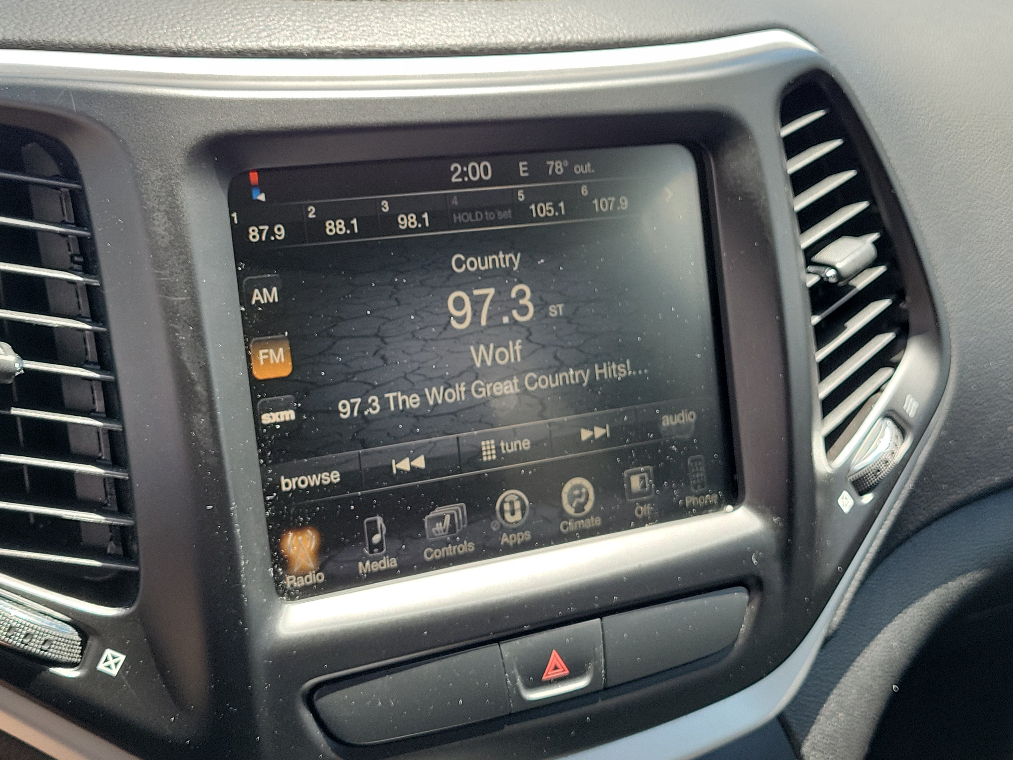 Used 2018 Jeep Cherokee Latitude Plus w/ Cold Weather Group AWD/4WD image 25