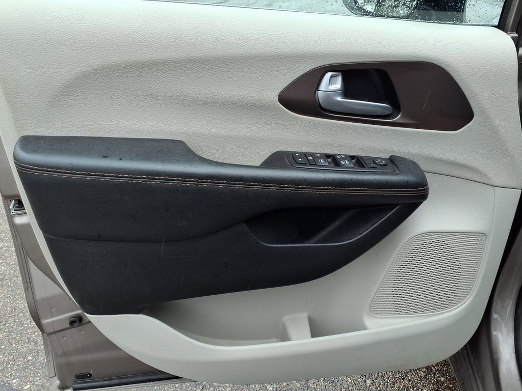 Used 2017 Chrysler Pacifica Touring image 11