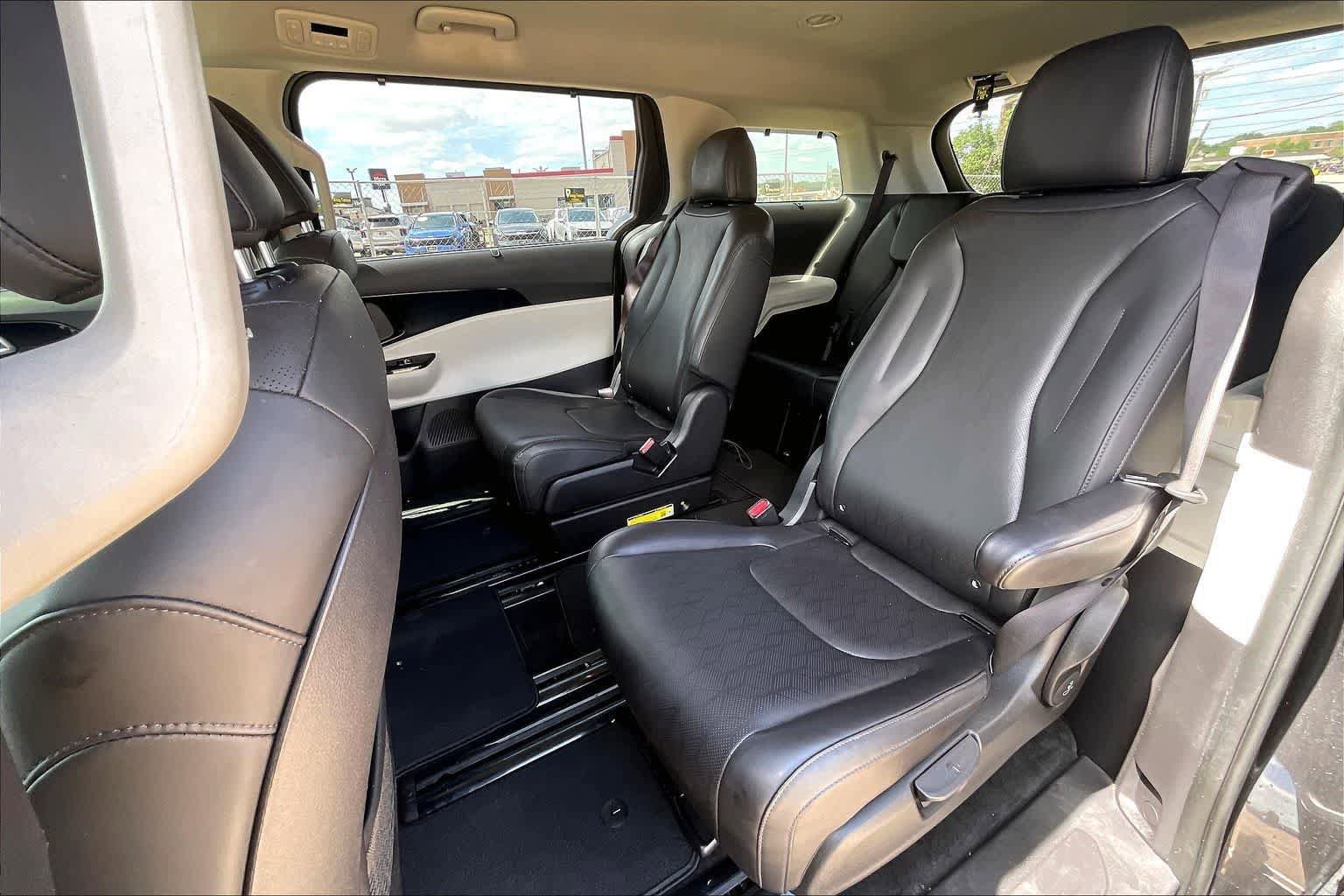 Used 2024 Kia Carnival EX FWD image 27