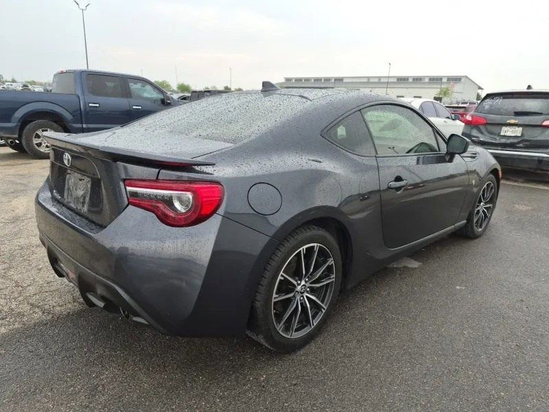Used 2017 Toyota 86 image 3