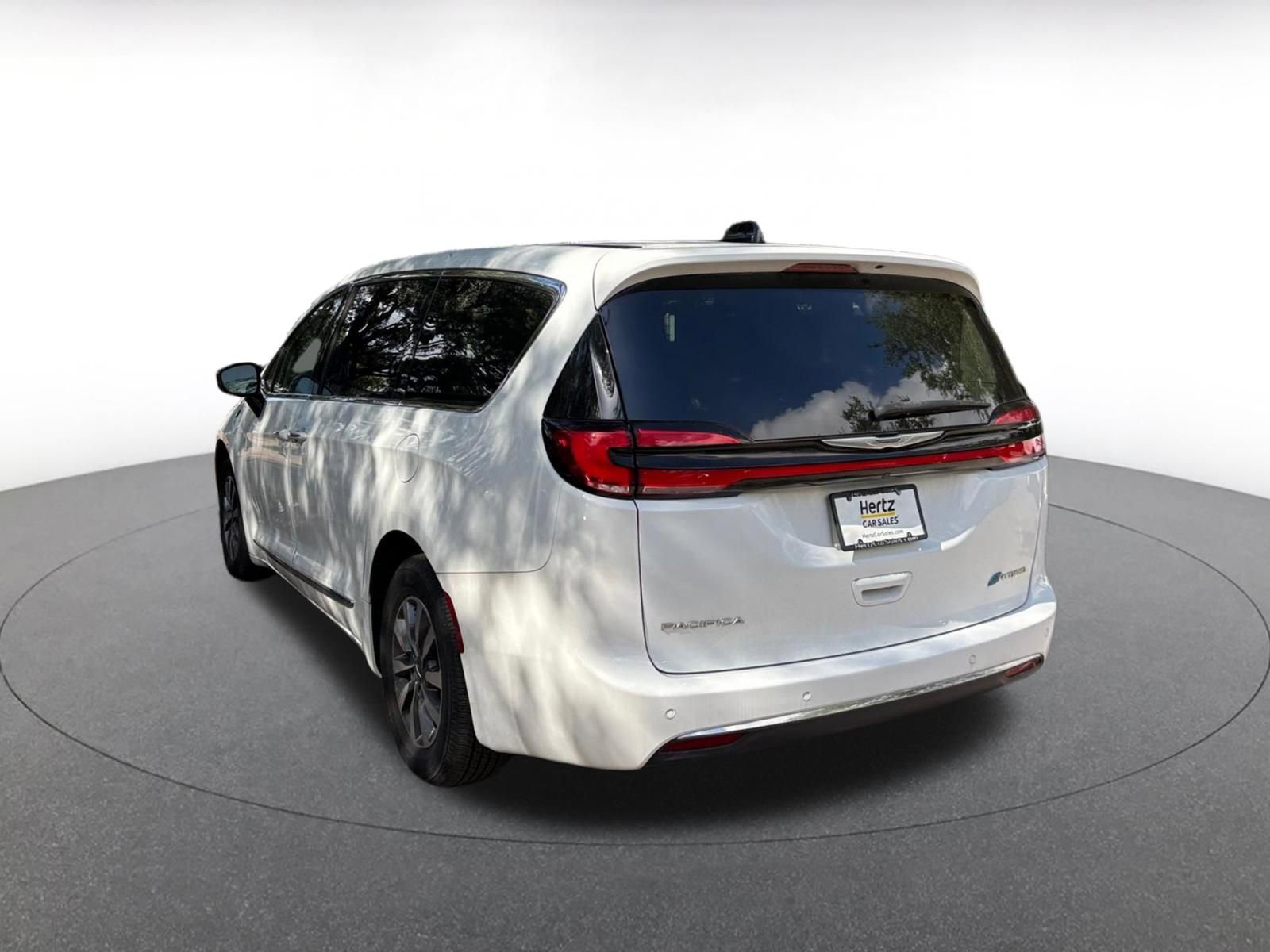 Used 2023 Chrysler Pacifica Limited FWD image 5