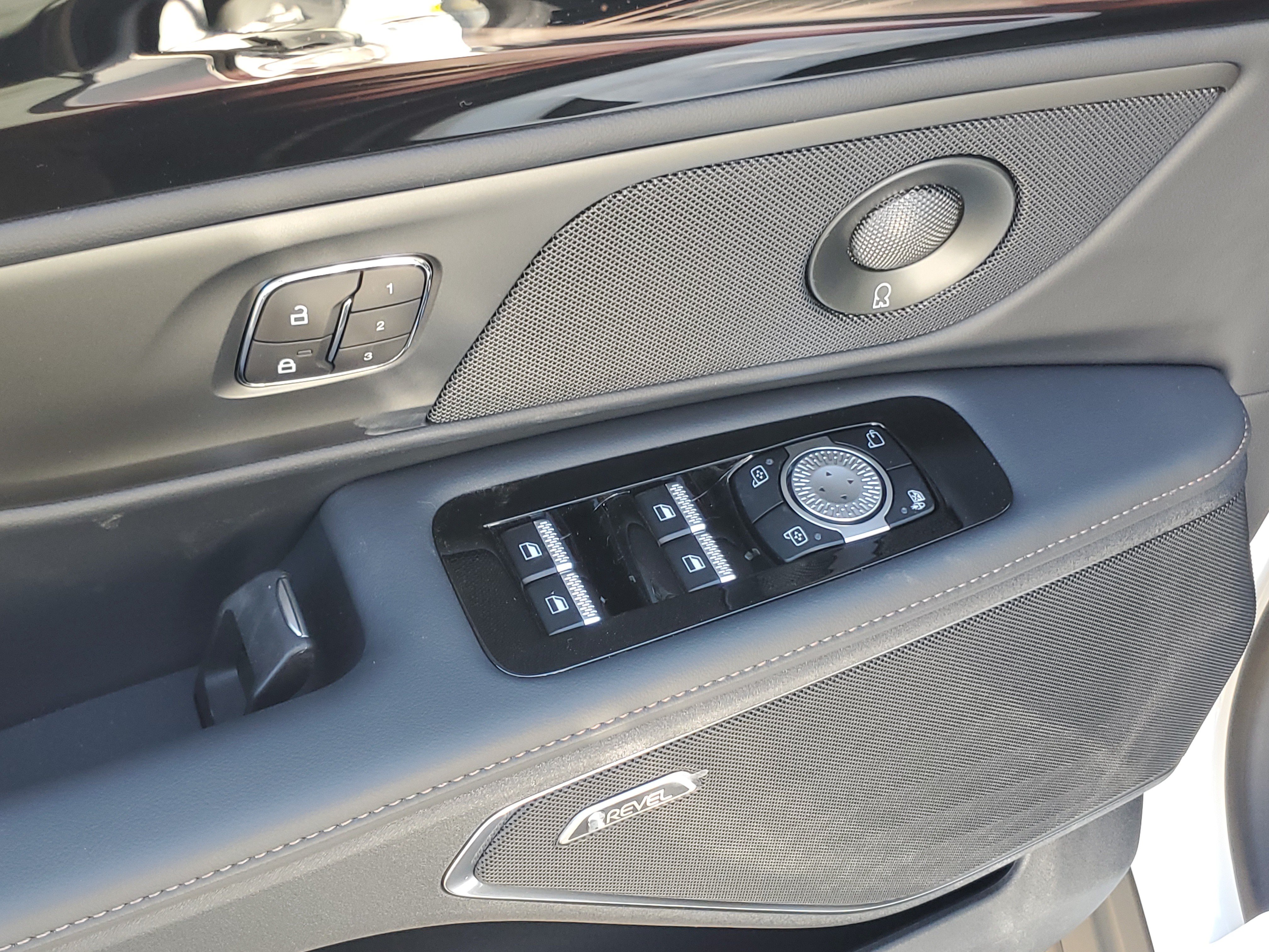 New 2026 Lincoln Nautilus Reserve w/ Jet Appearance Package AWD/4WD image 9