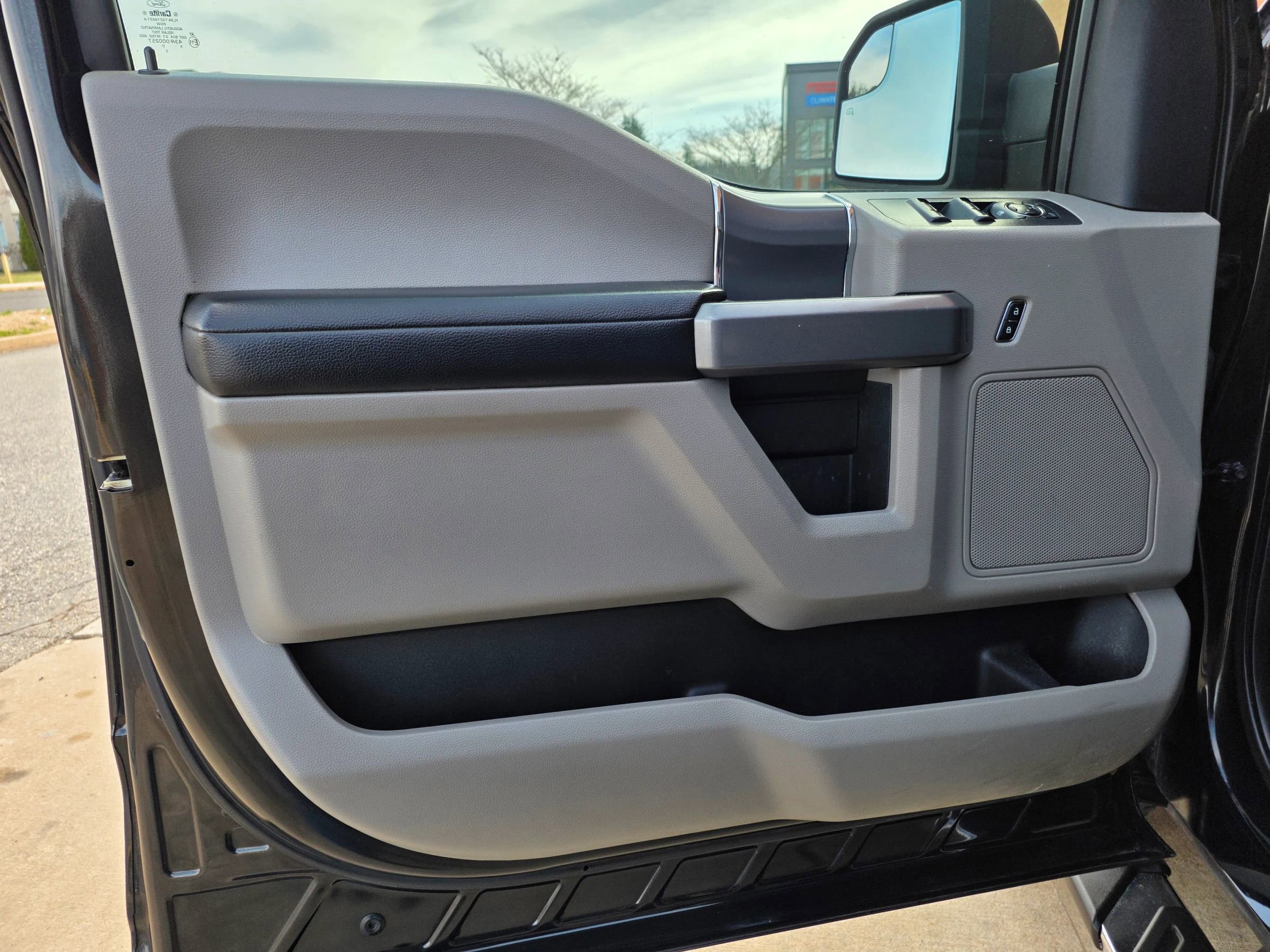 Used 2015 Ford F150 XLT w/ Equipment Group 302A Luxury image 27