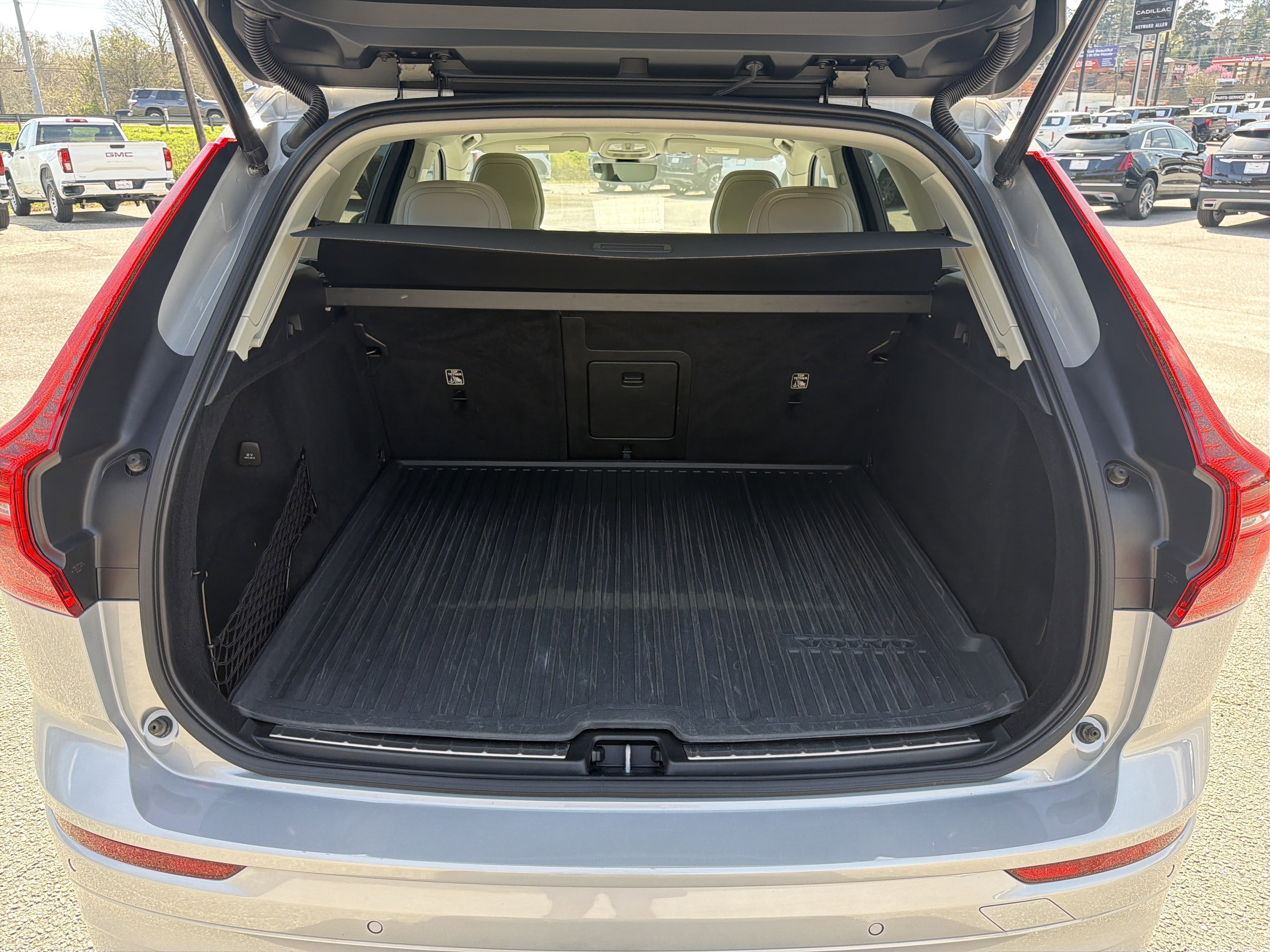 Used 2022 Volvo XC60 B5 Momentum image 22