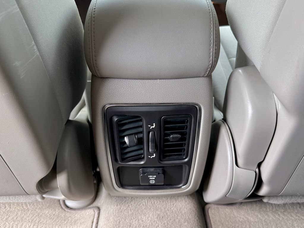 Used 2011 Jeep Grand Cherokee Laredo w/ Security & Convenience Group AWD/4WD image 32