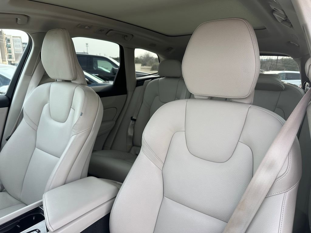 Used 2023 Volvo XC60 T8 Plus image 9