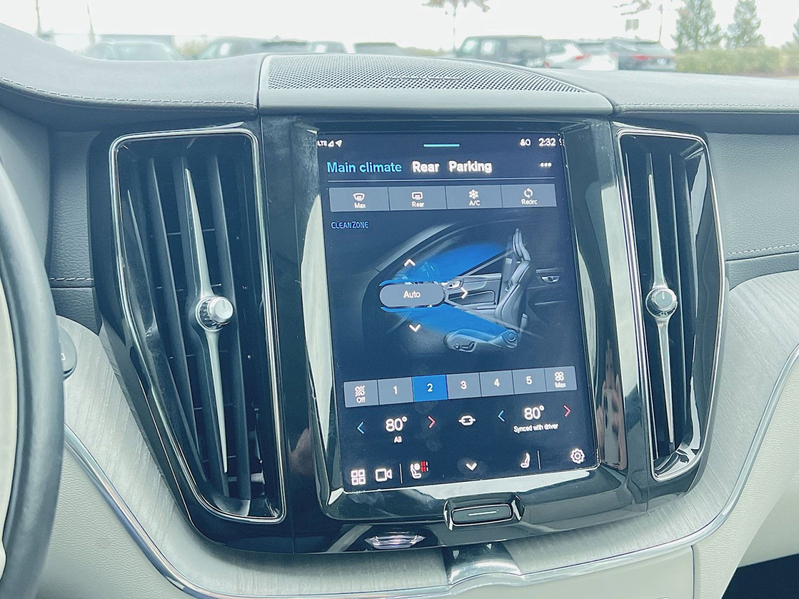 Certified 2023 Volvo XC60 B5 Ultimate w/ Climate Package image 21