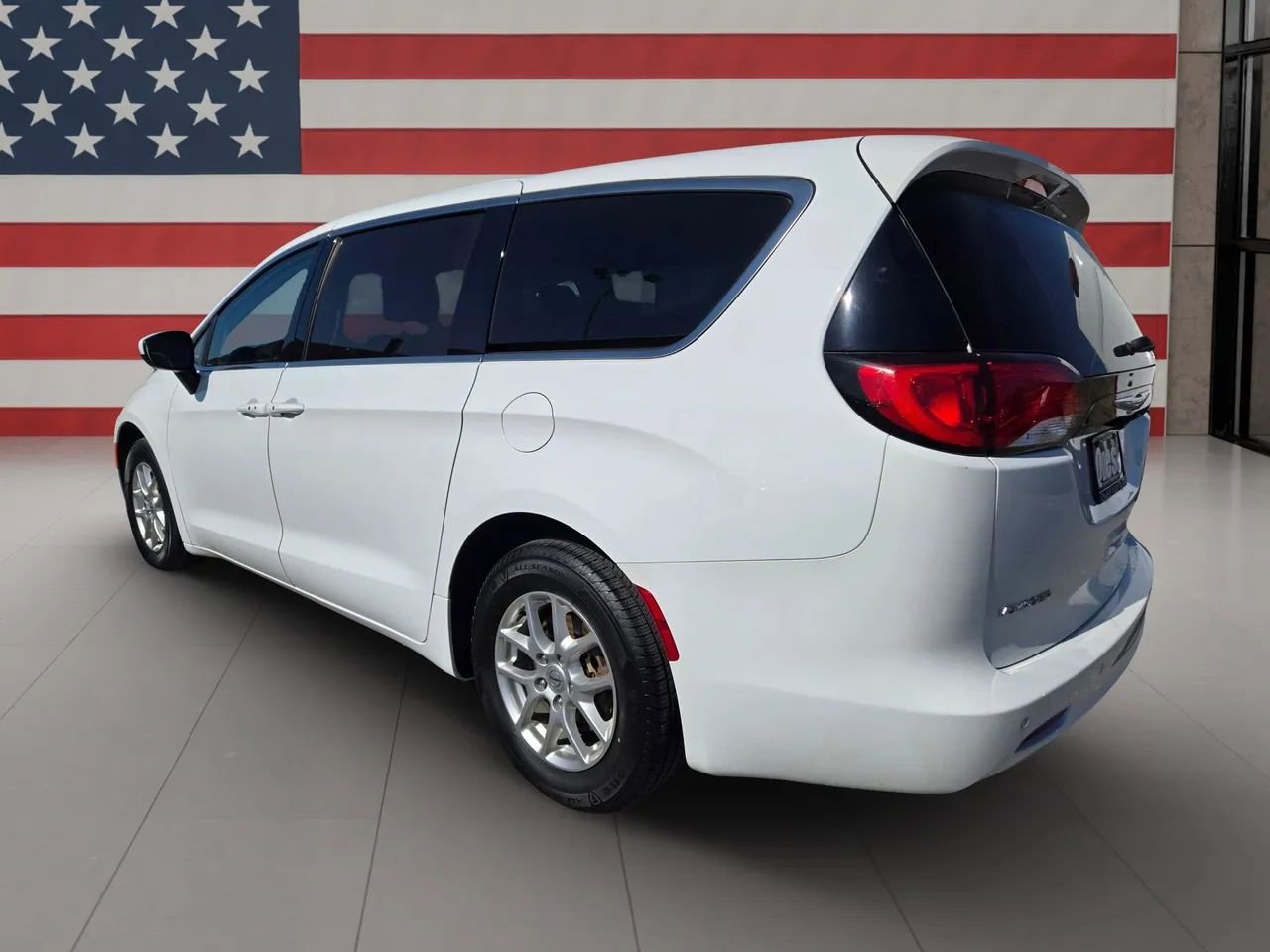 Used 2022 Chrysler Voyager LX image 6