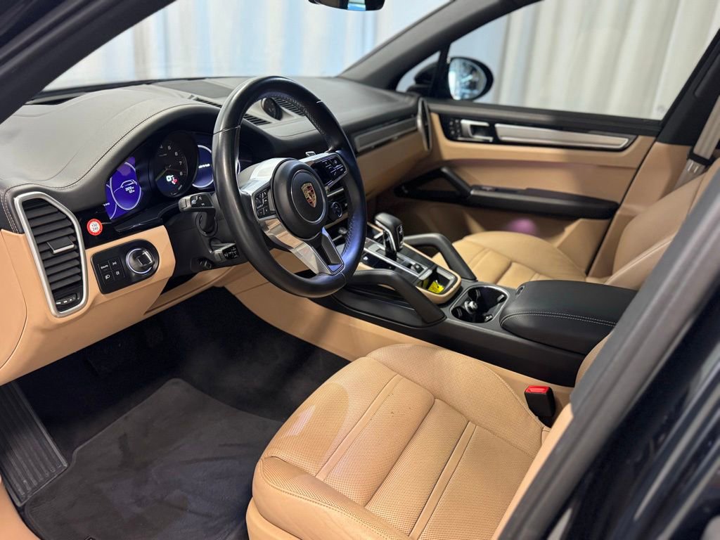 Certified 2023 Porsche Cayenne Platinum Edition image 4