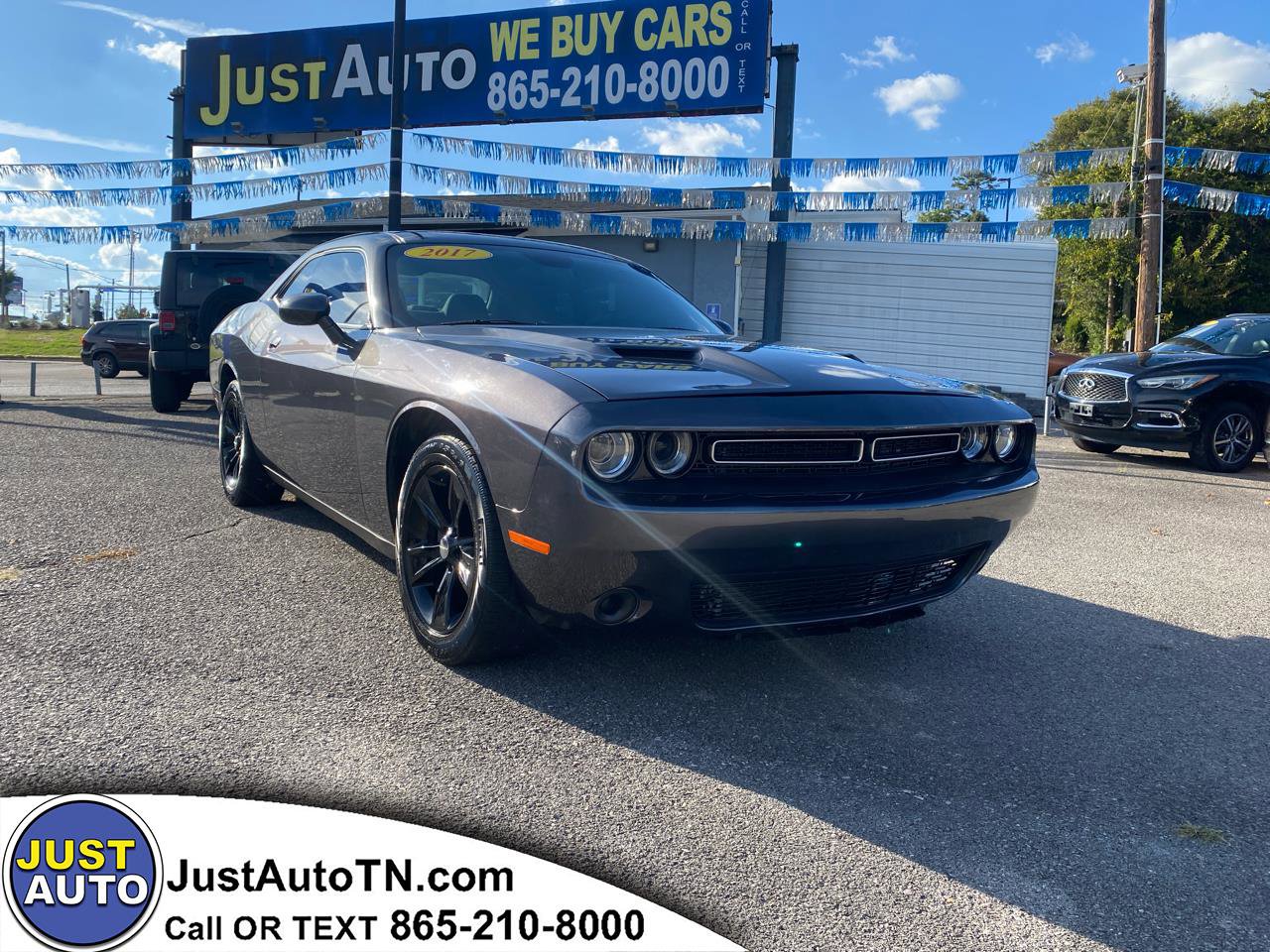 Used 2016 Dodge Challenger SXT image 1