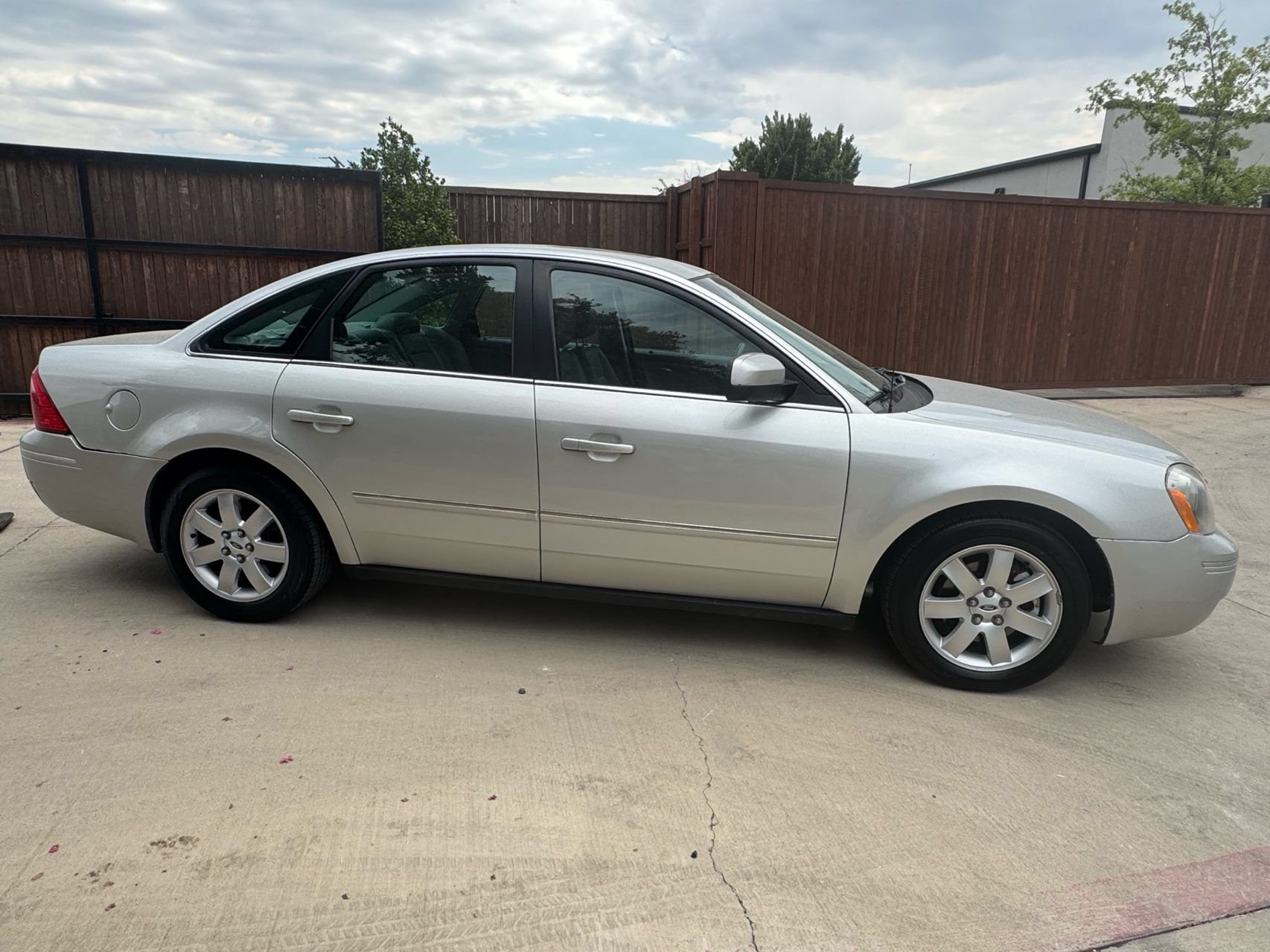 Used 2006 Ford Five Hundred SEL FWD image 2
