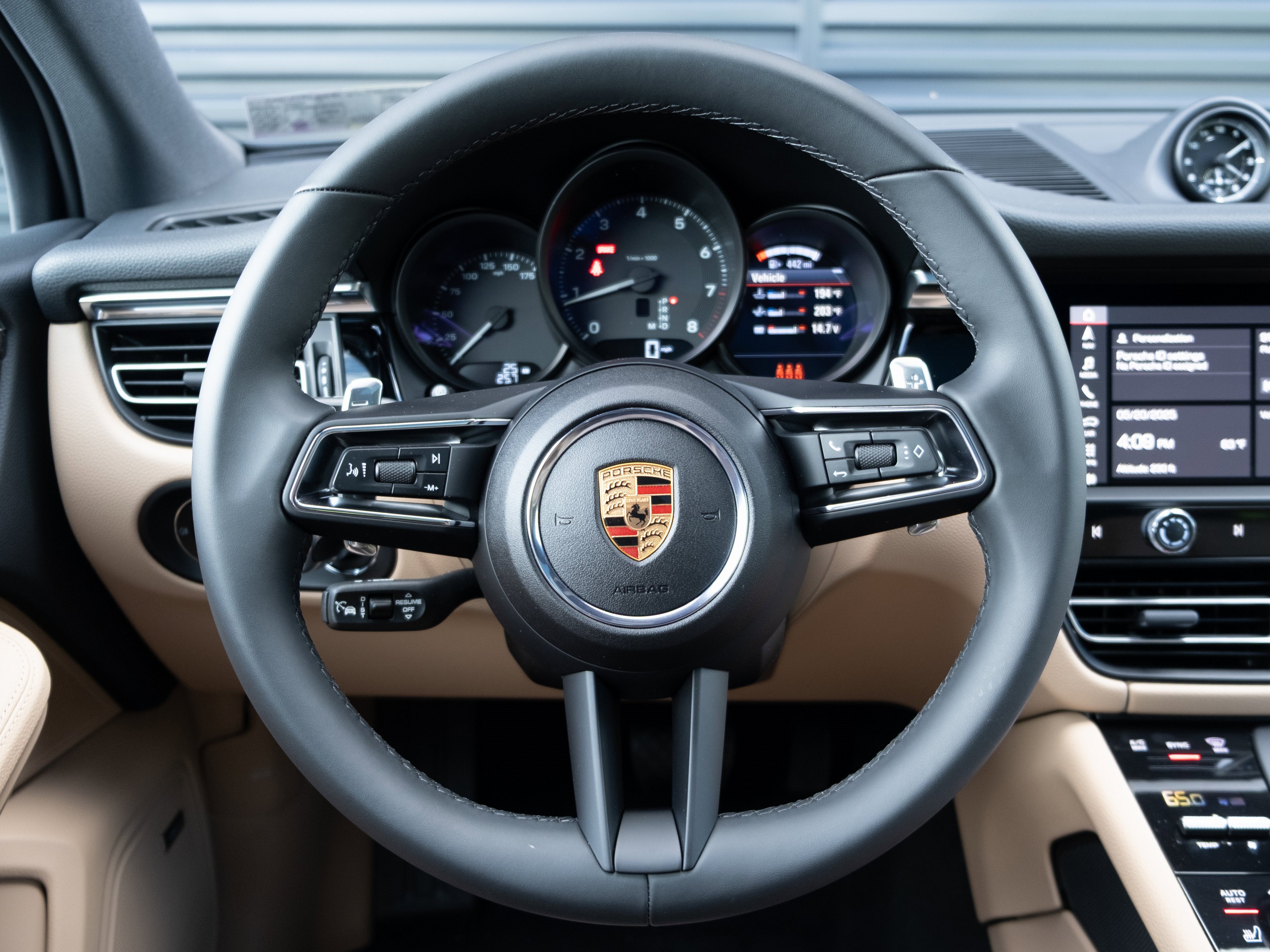 Certified 2025 Porsche Macan image 6