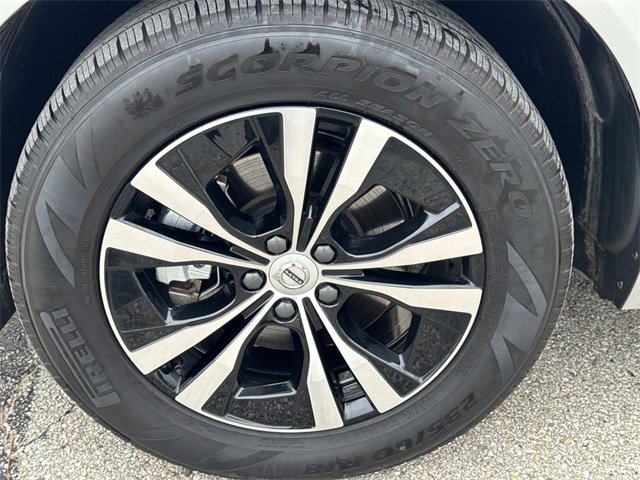 Used 2024 Volvo XC60 B5 Core image 9