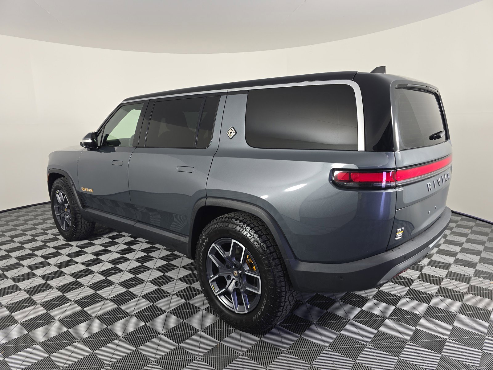 Used 2022 Rivian R1S Launch Edition image 3