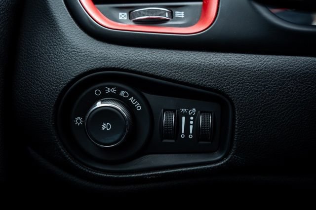 Used 2023 Jeep Renegade Trailhawk AWD/4WD image 19