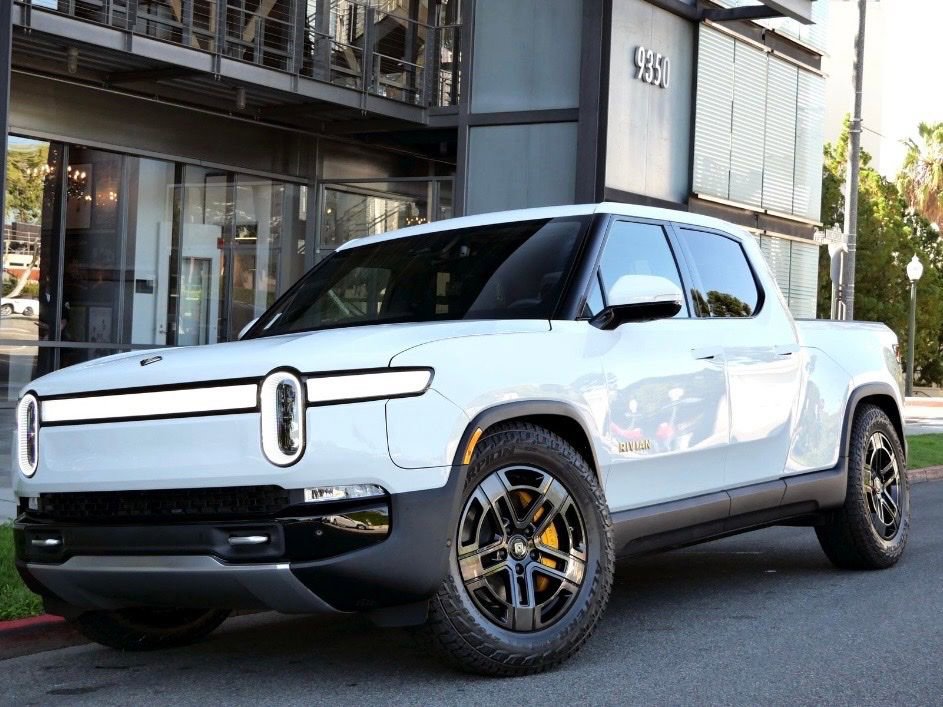 Used 2023 Rivian R1T Adventure image 5