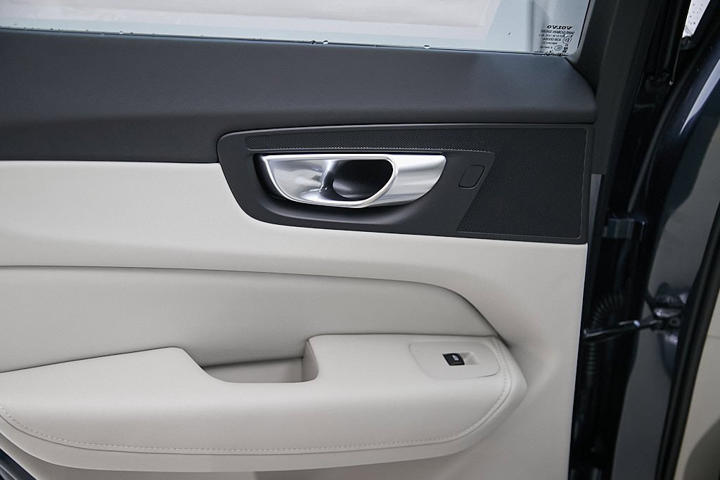 New 2026 Volvo XC60 B5 Ultra w/ Climate Package image 17