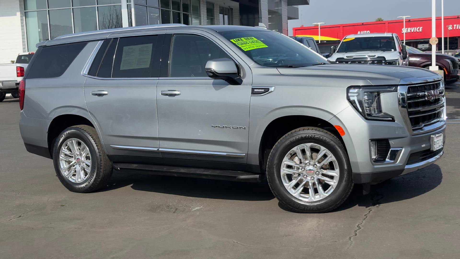 Used 2024 GMC Yukon SLT w/ SLT Luxury Package image 3