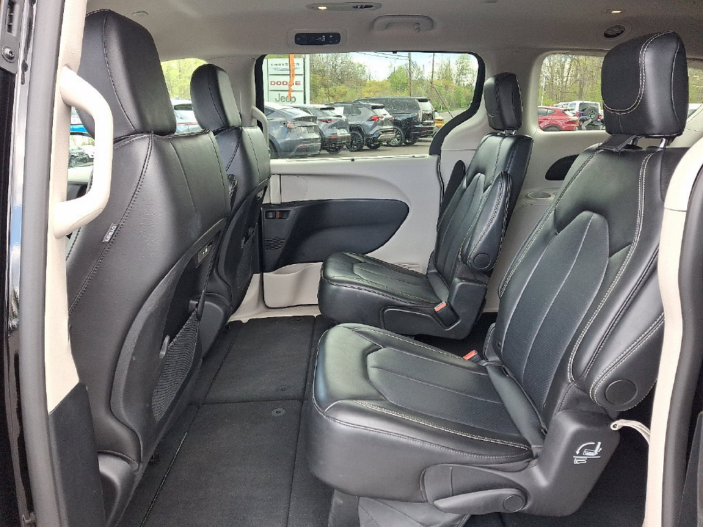 Used 2024 Chrysler Pacifica Touring-L FWD image 12