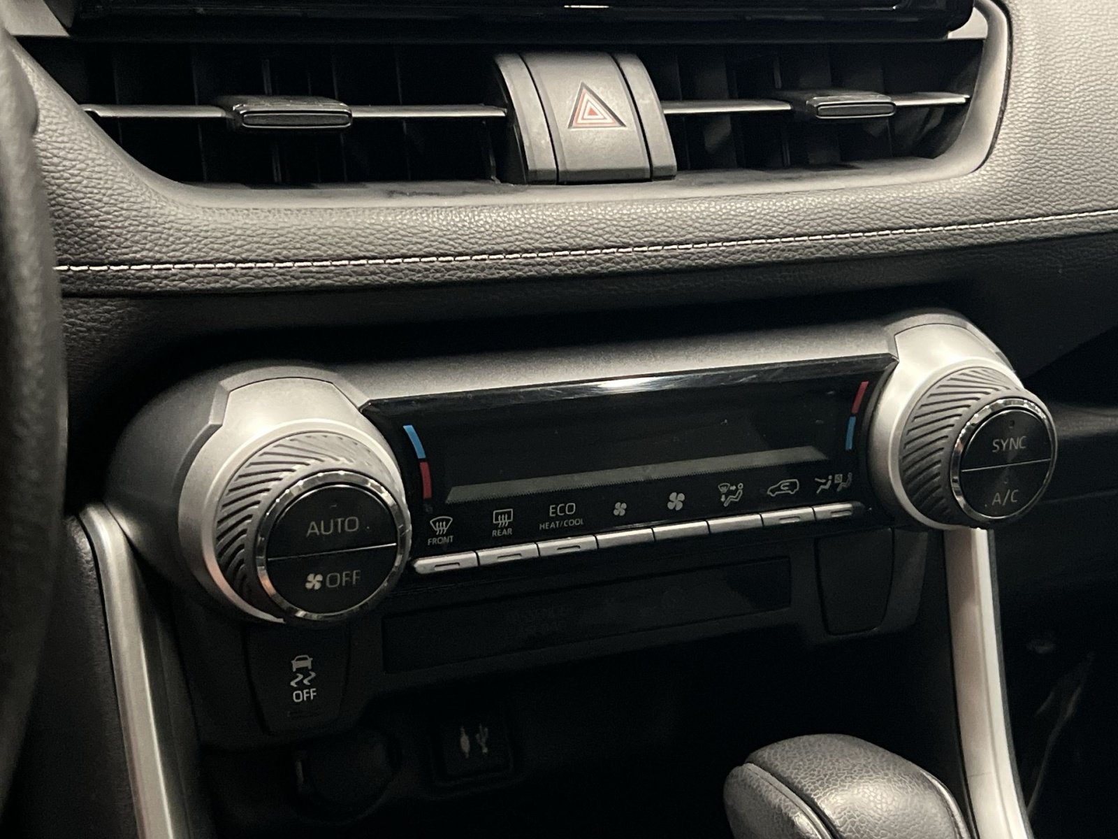 Used 2019 Toyota RAV4 XLE w/ Carpet Mat Package AWD/4WD image 17