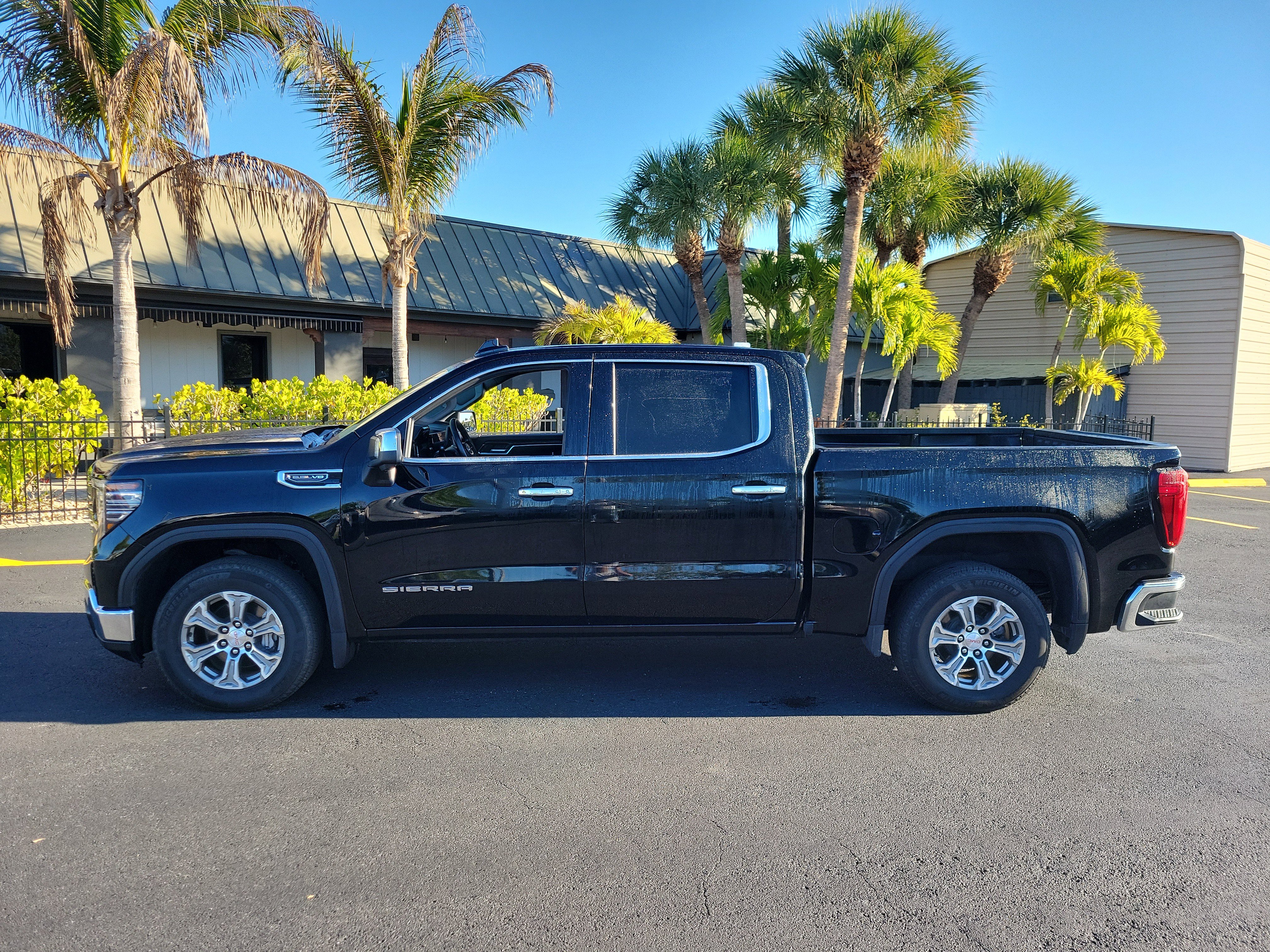 Used 2025 GMC Sierra 1500 SLT image 8