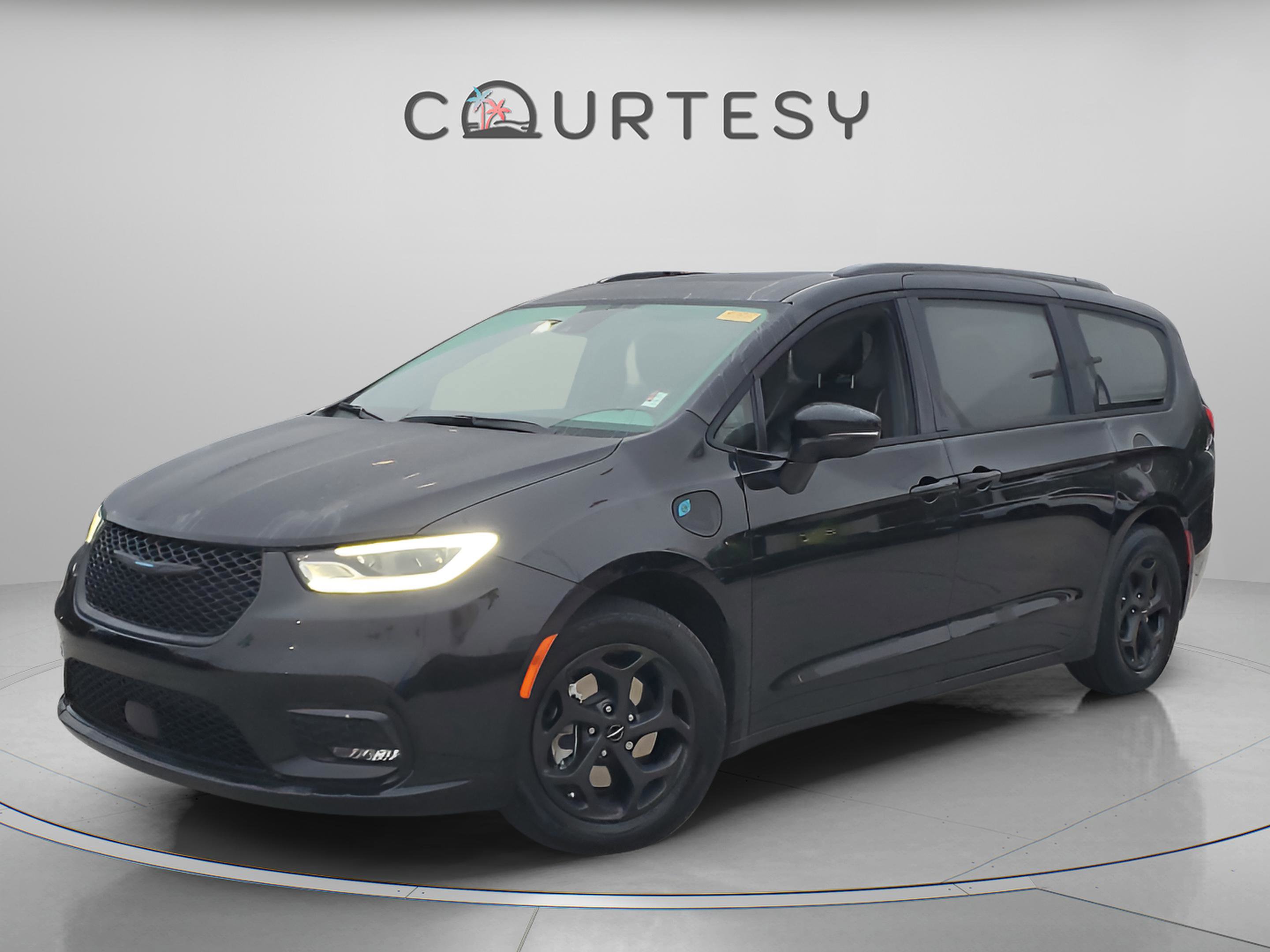 Used 2021 Chrysler Pacifica Limited w/ Uconnect Theater Family Group image 1