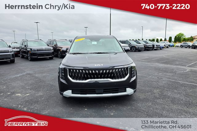 Used 2025 Kia Carnival FWD image 2