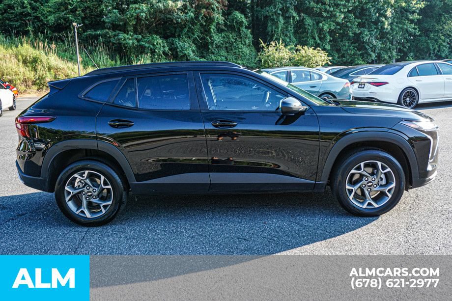 Used 2025 Chevrolet Trax LT FWD image 8