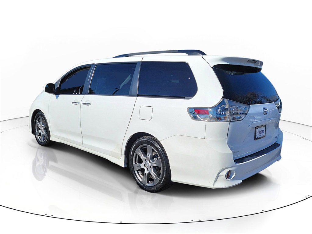 Used 2017 Toyota Sienna SE image 3