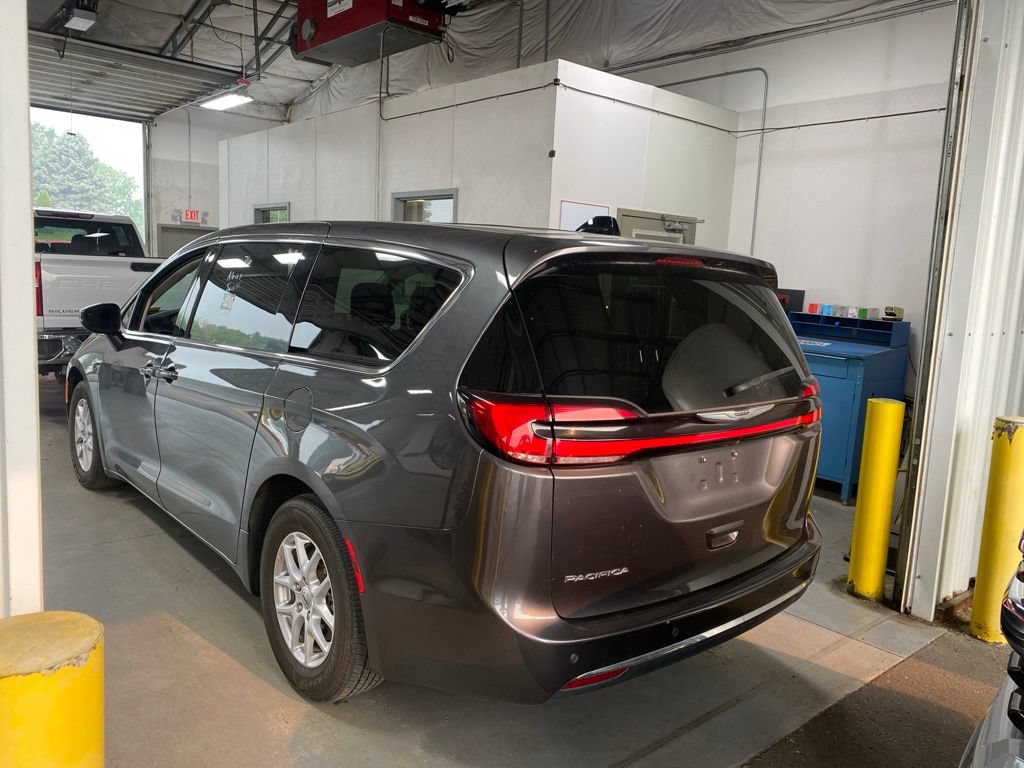 Used 2023 Chrysler Pacifica Touring-L FWD image 3